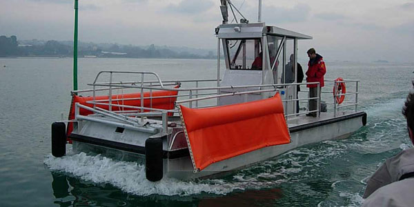 Zuiveringsboten, bestemd voor het reinigen van wateroppervlakten op zee